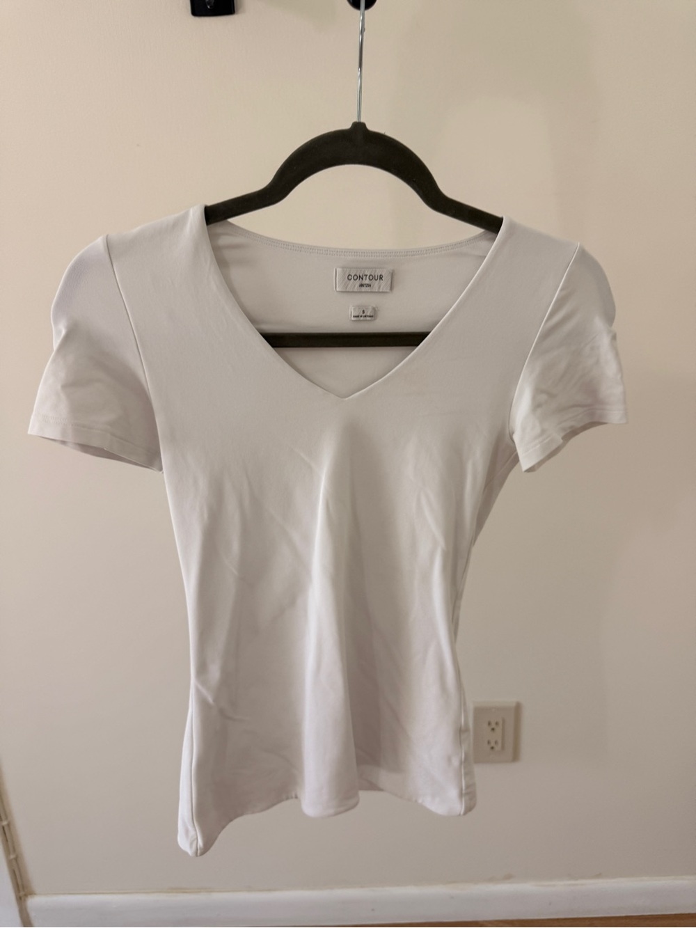 Aritzia Contour White V-Neck Short Sleeve Tee